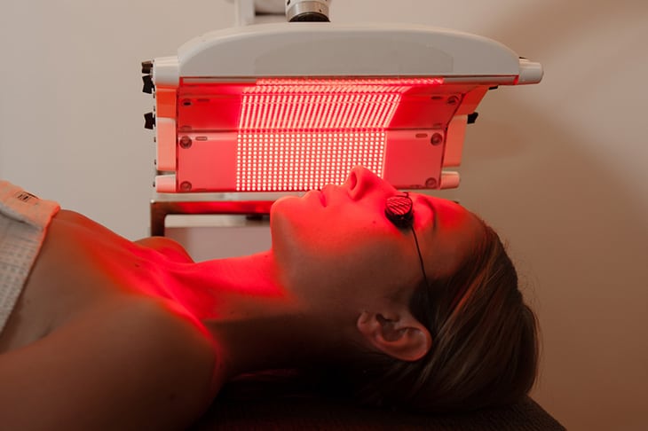 red-light-therapy-benefits-and-side-effects-blackfitness101